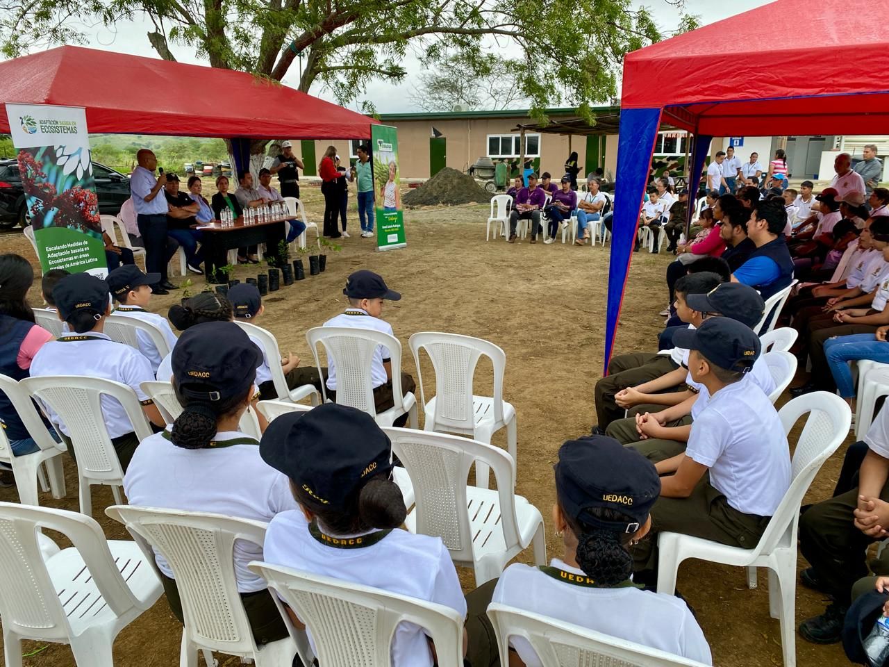 Participantes de la campaña de reforestación “Lunares Verdes” en Tosagua, Manabí.