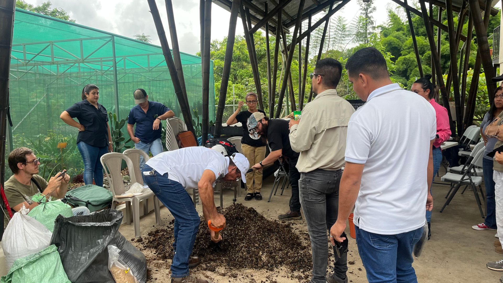 Capacitación para el establecimiento y manejo de viveros en Costa Rica